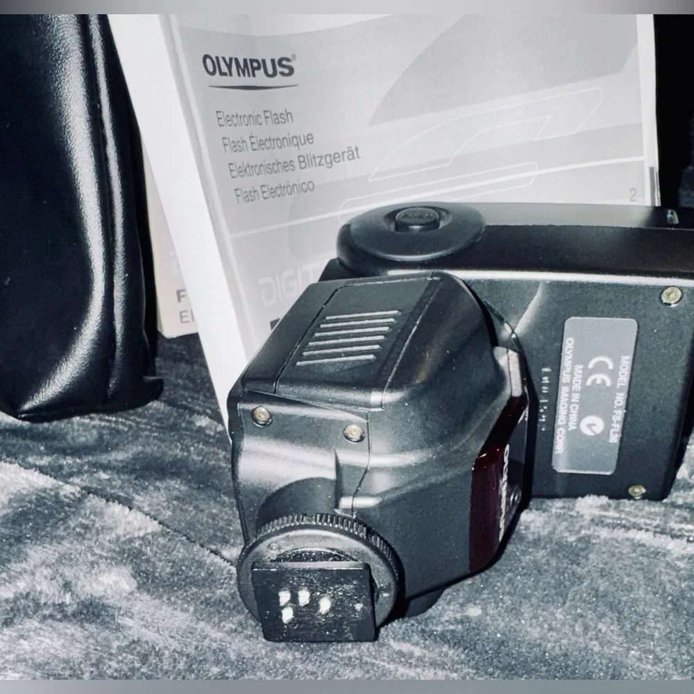 Olympus Black Compact External Camera Flash with Case